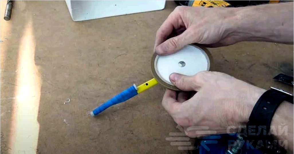 Hogyan készítsünk egy ceruzát a maszkolószalag "rajzolására"