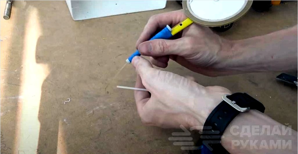 Hogyan készítsünk egy ceruzát a maszkolószalag "rajzolására"