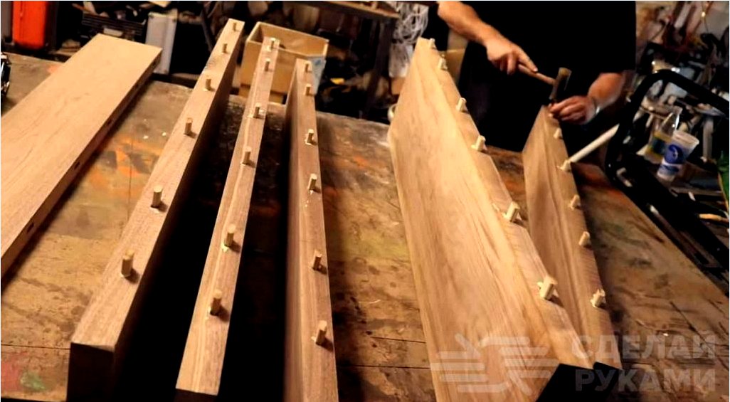 Nagy fából készült asztal profilcső lábával