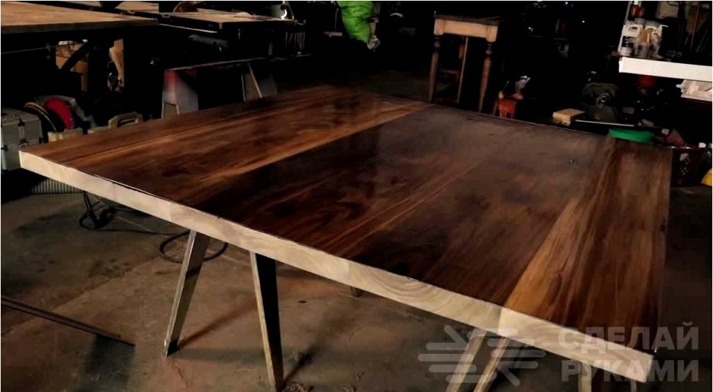 Nagy fából készült asztal profilcső lábával