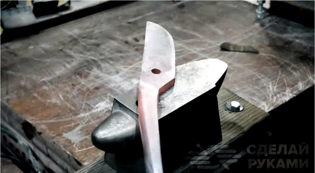 Hogyan készítsünk hűvös kést fém ollóból