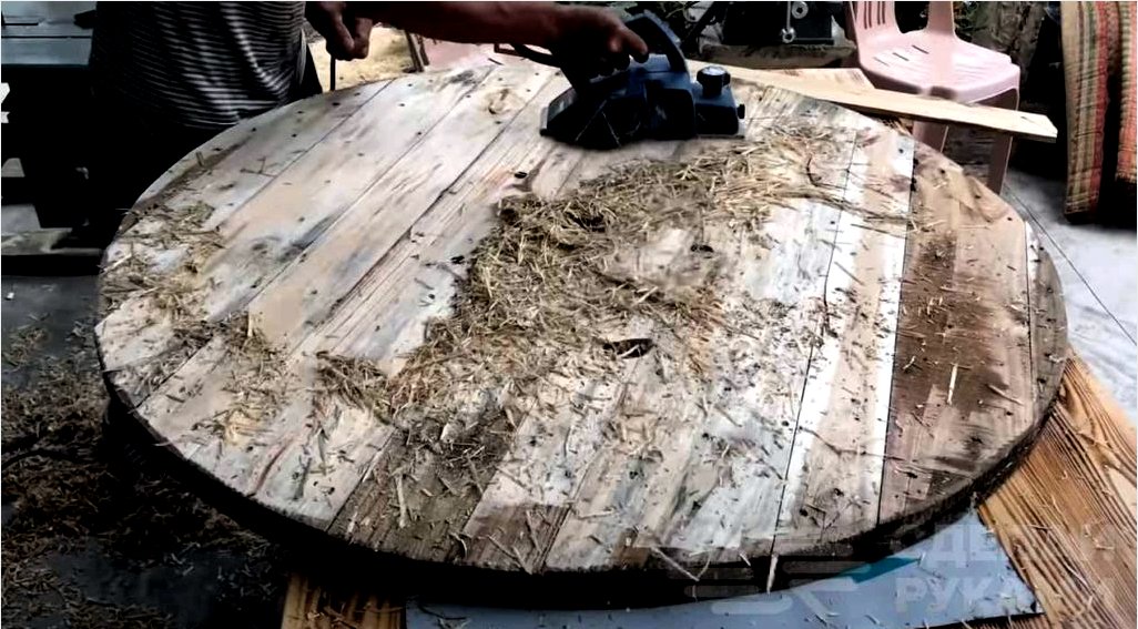 Nagy kerek asztal régi fából készült orsóból