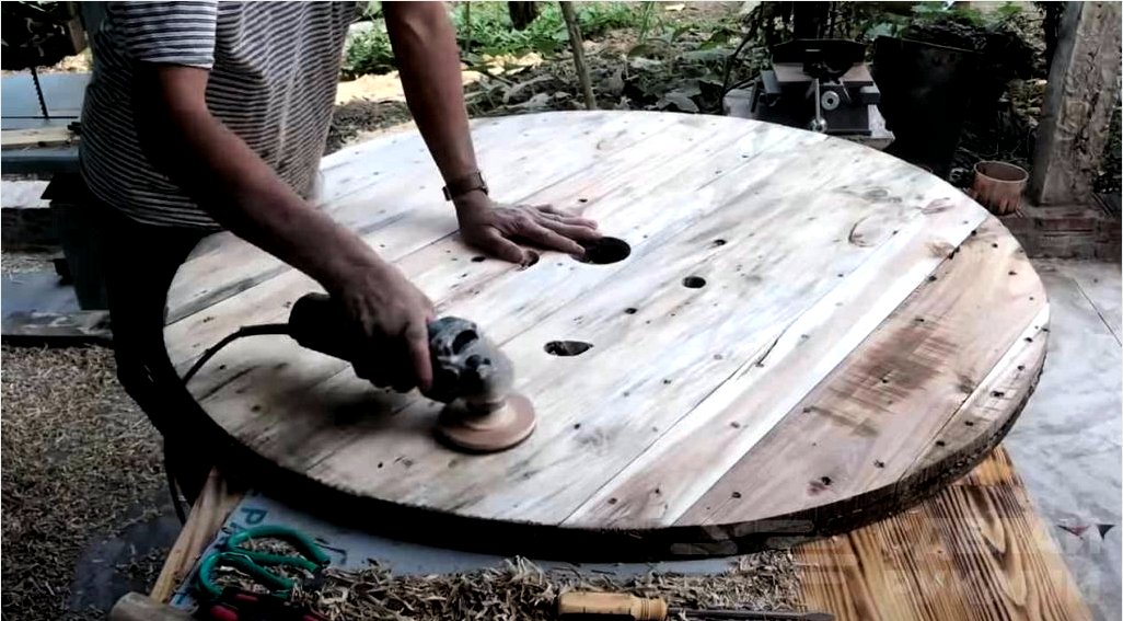 Nagy kerek asztal régi fából készült orsóból