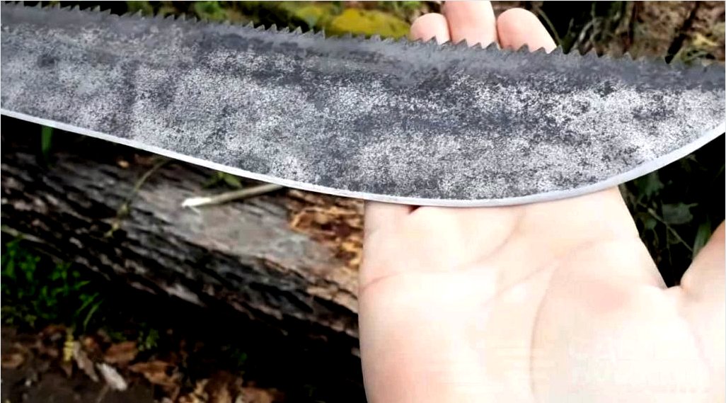 Hogyan készítsünk machetet fa kézifűrészből?