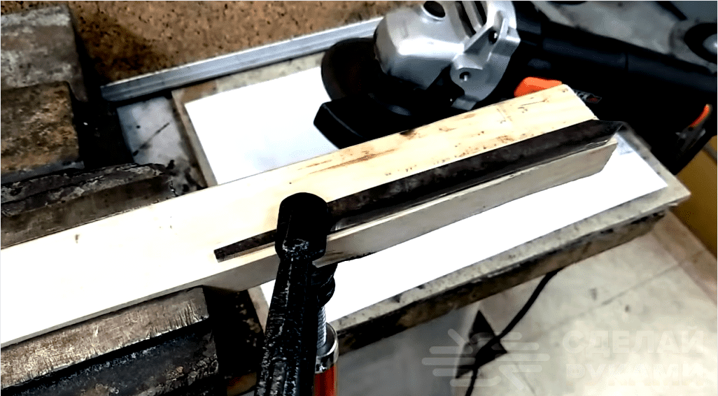 Hogyan készítsünk eredeti miniatűr kardot saját kezével