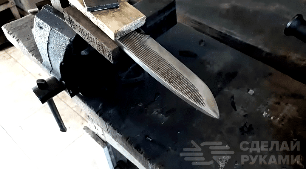 Hogyan lehet egyszerű kést készíteni egy régi fájlból hamisítás nélkül?