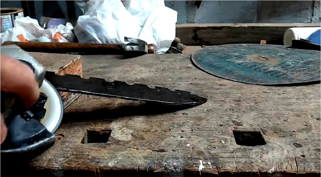 Hogyan készítsünk eredeti kést láncfűrész gumiabroncsból?