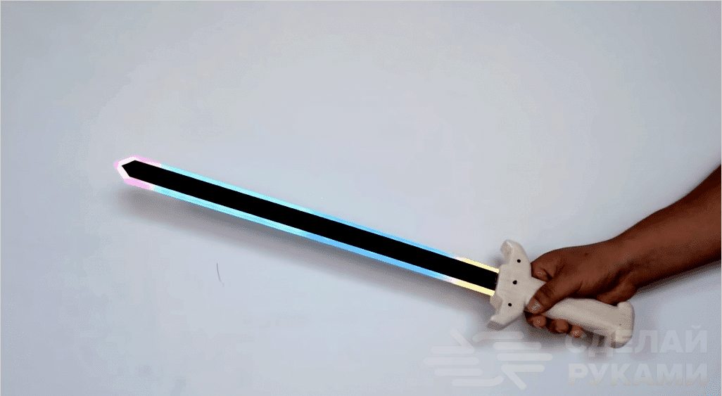 Hogyan készítsünk izzó műanyag kardot?