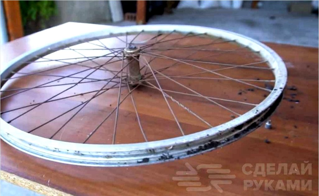 "Spotlight" egy kerékpár régi keréktárgyainak forgatására