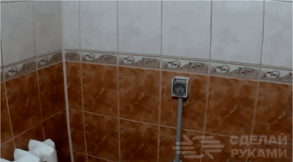 Hogyan kell beszerezni egy aljzatot a fürdőszobába, ha a csempe már le van helyezve