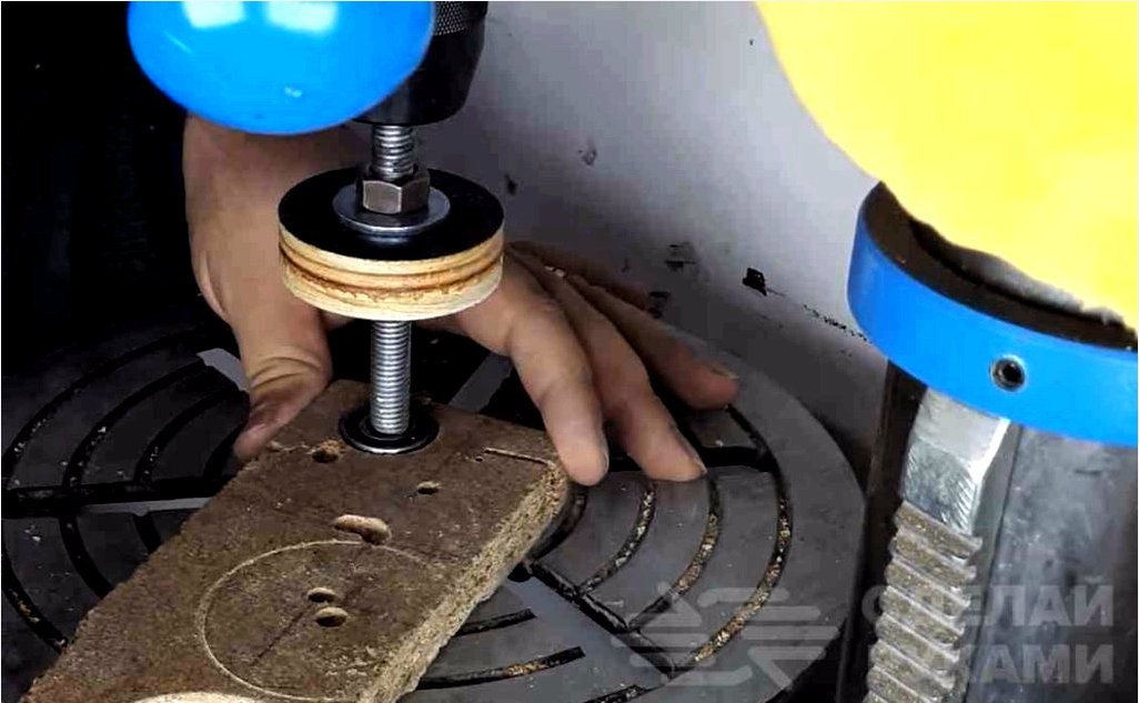 Hogyan készítsünk egy rétegelt lemez tárcsát egy fúrógépen