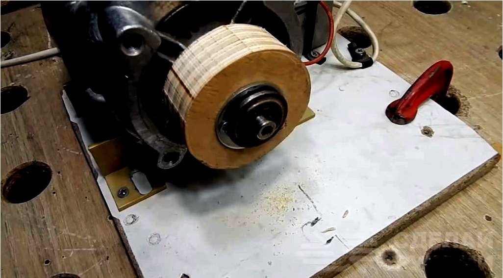 Hogyan készítsünk egy tárcsát egy elektromos motoron eszterga nélkül
