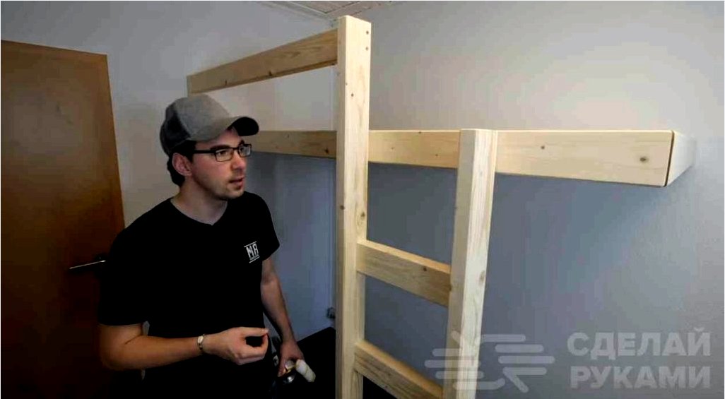 Hogyan állítson össze egy tetőtéri ágyat egy lépcsővel