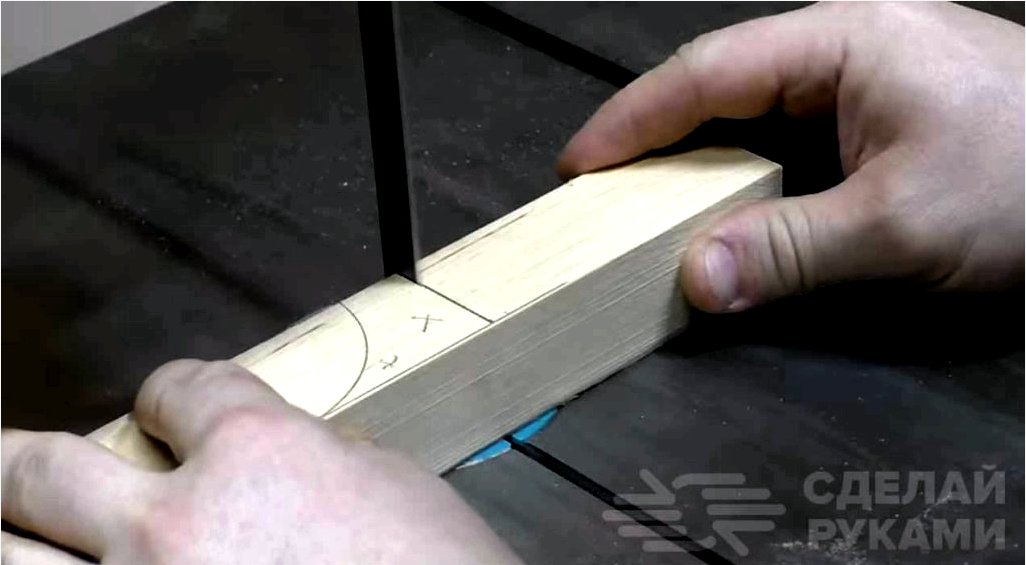 Hogyan hajlítsunk meg egy fadarabot 90 fokos szögben?