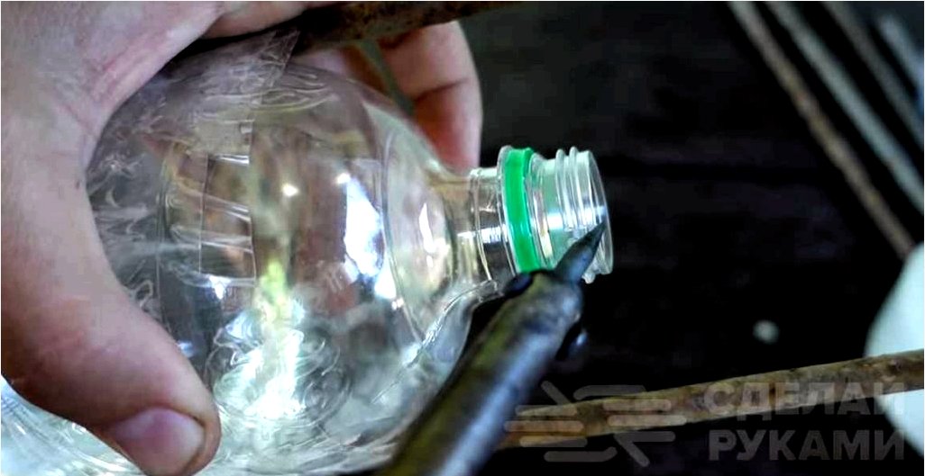 Csepp öntözés a növények számára műanyag palackból