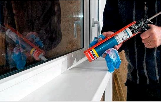 A szilikon tömítőanyag használata a fürdőszobában, ablakvarratok, külső munkák: használati útmutató