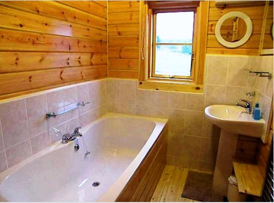 Hogyan készítsünk fürdőszobát és fürdőszobát egy karosszéria házban saját kezűleg: Lépésről lépésre - a padló és a fal dekorációjának vízszigetelése 