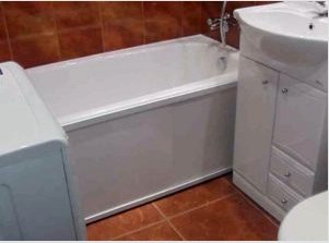 Hogyan lehet bezárni a fürdőszoba alatti teret műanyag panelekkel és vízszintes redőnyökkel