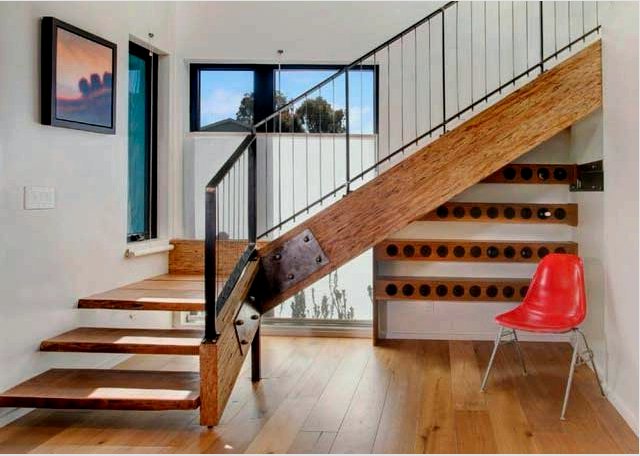 Milyen típusú lépcső lép fel a második emeletre vagy a tetőtérre egy magánházban: fából vagy fémből, konstrukciók