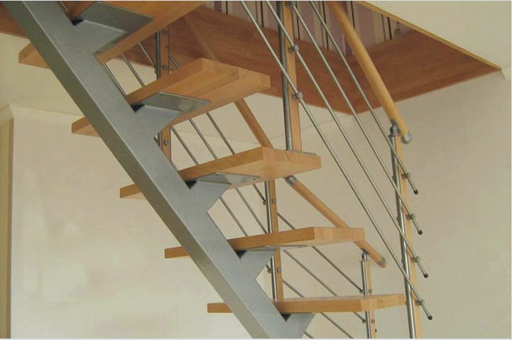 Hogyan építsünk egy fém lépcsőt a második emeletről saját kezűleg egy házban: Útmutatás