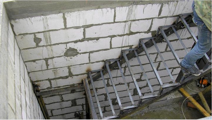 Hogyan építsünk egy fém lépcsőt a második emeletről saját kezűleg egy házban: Útmutatás