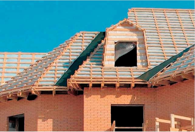 Hogyan készítsünk ládakat a tetőre: hogyan készítsünk hullámosított deszkát, palát, fémcsempét, puha tetőt - a deszkák méretét, és mit válasszunk egy szöget vagy önmetsző csavart 