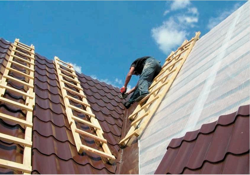 Hogyan készítsünk ládakat a tetőre: hogyan készítsünk hullámosított deszkát, palát, fémcsempét, puha tetőt - a deszkák méretét, és mit válasszunk egy szöget vagy önmetsző csavart 