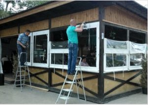 Milyen árnyalatok vannak a PVC fólia használatával, valamint a lágy ablakok létrehozásával a pavilonokhoz és kültéri teraszokhoz? Telepítés és karbantartás: áttekintés