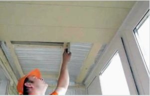 Hogyan készítsünk dekorációt az erkélyen kívül, mellék- vagy hullámos deszkával és belül saját kezűleg: Anyagtípusok az erkély befejezéséhez lépésről lépésre - áttekintés