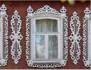 Hogyan készíthetünk faragott sávot ablakokhoz egy faházban: Tippek a helyes elkészítéshez 