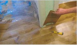 Hogyan lehet linóleumot fektetni a ház fapadlóján, saját kezével rétegelt lemezre és ragasztóra - áttekintés