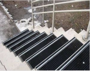 Hogyan válasszuk ki a csúszásmentes bevonatot az utcán és a házban található lépcsők számára?  Anyagfajták