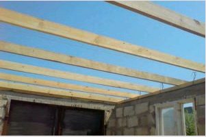 Hogyan készítsünk egy faház tetőtéri tetőjét saját kezűleg: Áttekintés