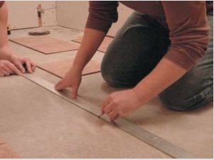 Hogyan lehet a saját kezével csempét fektetni a ház fapadlójára: le lehet rakni? Lépésről lépésre