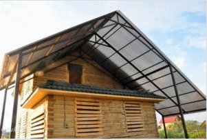 Polikarbonát tető házimunka-telepítése egy házhoz: Áttekintés