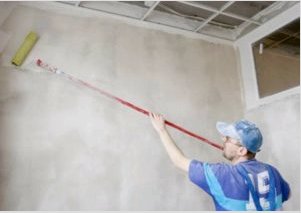 Hogyan kell feldolgozni a falakat folyékony tapéta felhordása előtt?  Utasítás és fénykép