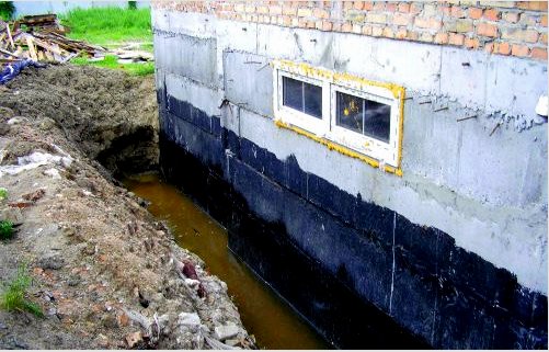 A pince megfelelő szigetelése a talajvíztől: útmutatások a házak vízszigeteléséhez