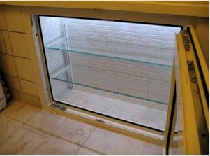 Hogyan készítsünk hűtőszekrényt az ablak alatt