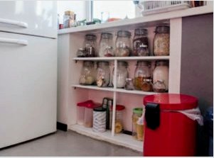 Hogyan készítsünk hűtőszekrényt az ablak alatt