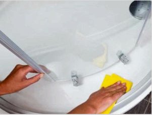 Hogyan mossa le a mészlerakódásokat a zuhany alatt