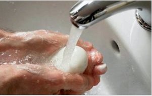 Hogyan lehet mosni a kezéből a szuper ragasztót? 