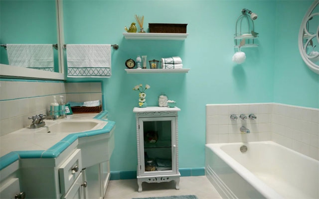 A falak festése a fürdőszobában csempe helyett: előnyei és hátrányai