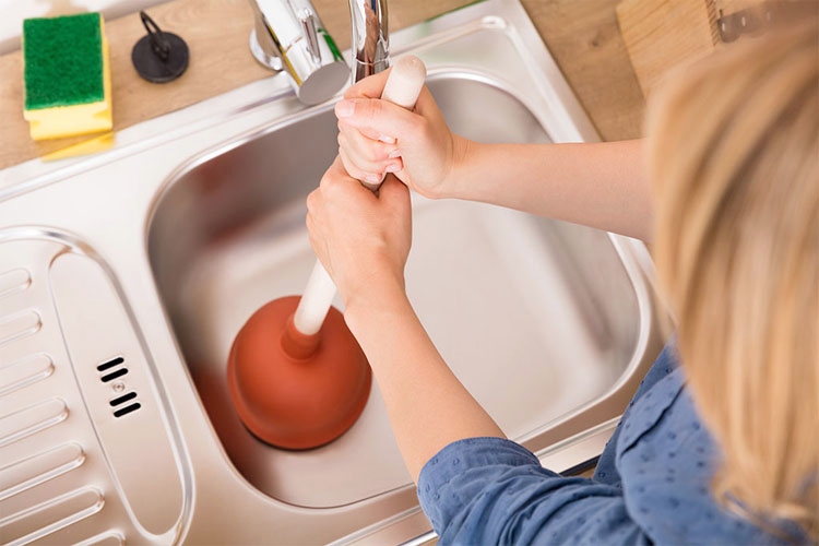 A mosogató dugulásainak tisztítása dugattyúval