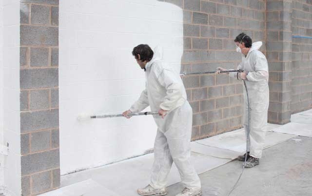 Hogyan kell festeni egy betonfalat