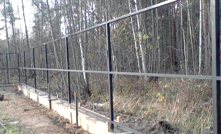 Kerítés alapozása: csőalapozás, cölöpalapozás, cölöpalapozás ráccsal