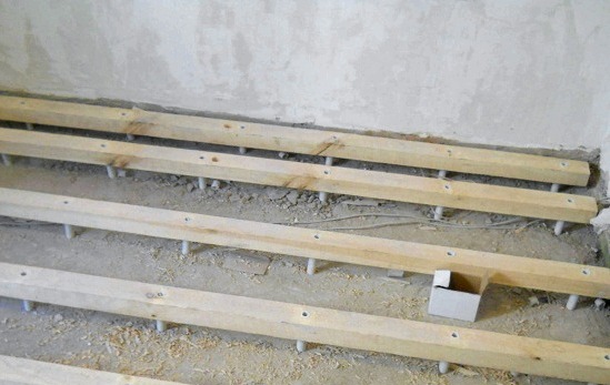 Állítható padlók szerelése: két padlószerelési technológia, csavarokkal állítható padló, horgonyokkal állítható padló