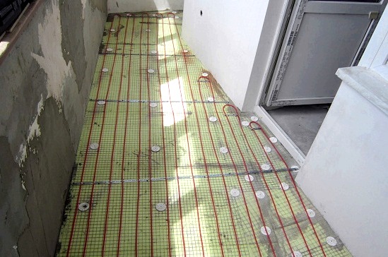 A loggia fűtése meleg padlóval: a padlófűtés működésének jellemzői, az energiafogyasztás, a kényelmes hőmérséklet fenntartása