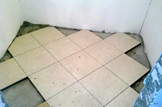 A padlólapok lerakásának szabályai: a padlóhibák felmérése, a padló előkészítése a lerakásra, a munkavégzés szabályai
