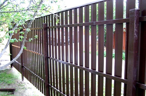Egyszerű, olcsó kerítés nyári rezidenciára: dizájn, anyagok, amin spórolhatsz