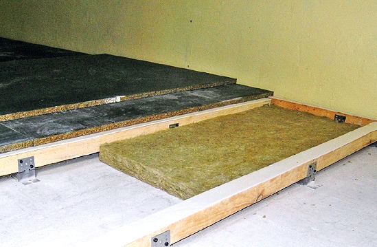 Barkácsolható állítható padlók: kivitelezés, rönkök hajtűken és sarkokon, beépítés, anyagválasztás
